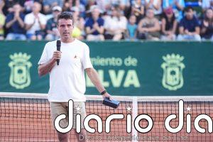 Roberto Bautista cuelga la raqueta con la Copa del Rey de Huelva