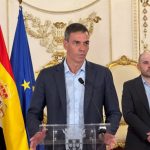 Sánchez anuncia la instalación de boyas en el espigón de Ceuta y espera la "devolución cuanto antes" de los migrantes