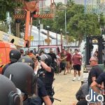 Sánchez llega al helipuerto de Ceuta entre insultos y enfrentamientos de manifestantes con la Policía