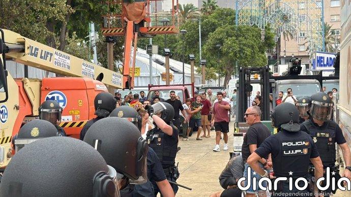 Sánchez llega al helipuerto de Ceuta entre insultos y enfrentamientos de manifestantes con la Policía