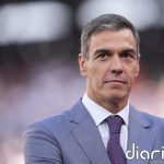Sánchez regala al presidente de Argelia una camiseta de la selección con su nombre