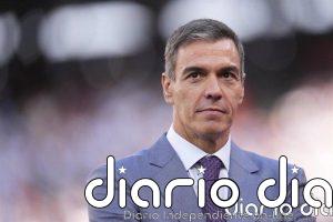 Sánchez regala al presidente de Argelia una camiseta de la selección con su nombre
