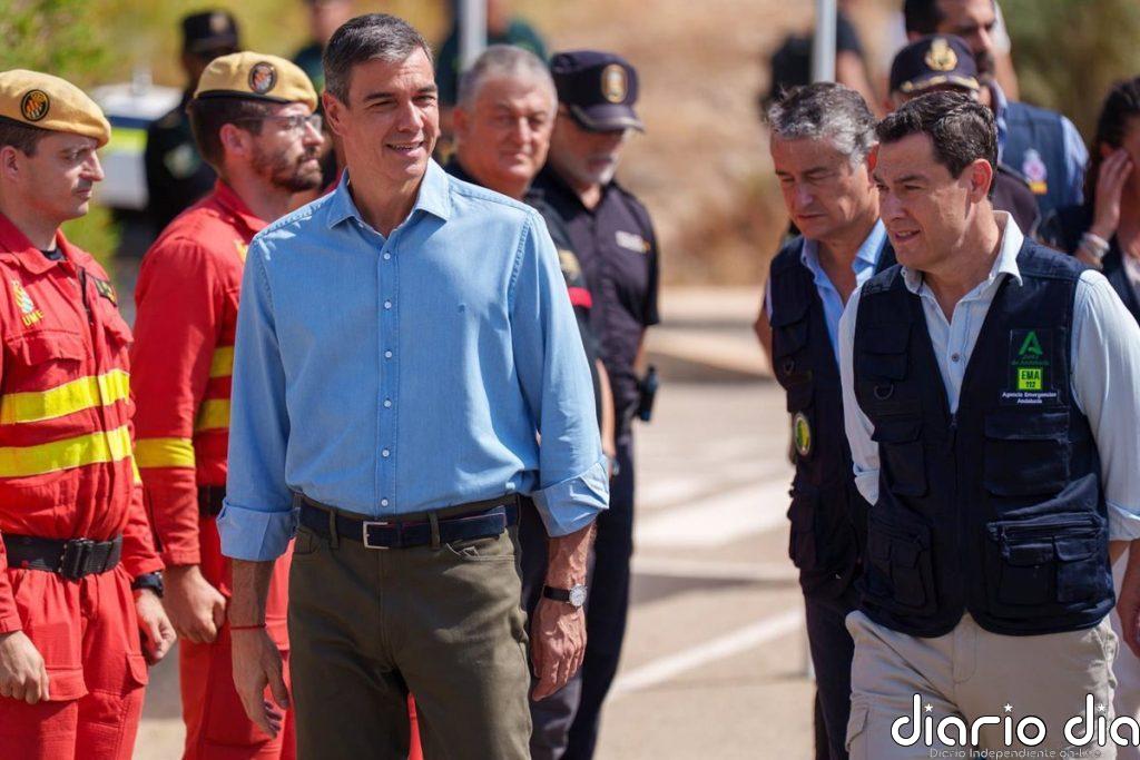 Sánchez y Moreno saludan juntos en el puesto de mando avanzado del incendio de Almería a efectivos desplegados