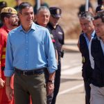 Sánchez y Moreno saludan juntos en el puesto de mando avanzado del incendio de Almería a efectivos desplegados