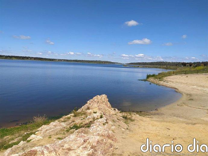 Sanidad vuelve a prohibir el baño en el embalse de La Colada de El Viso (Córdoba) por presencia de cianobacterias