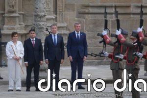 Santiago vive su día grande entre colas en el Obradoiro y turistas que echaron de menos a Felipe VI: "No está ni Perry"