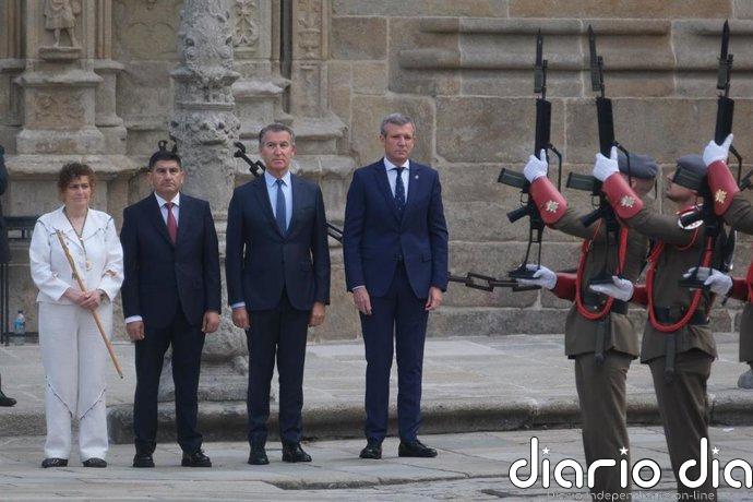 Santiago vive su día grande entre colas en el Obradoiro y turistas que echaron de menos a Felipe VI: "No está ni Perry"