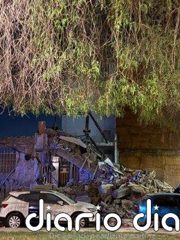 Se derrumba un edificio en Benetússer sin causar daños personales Un edificio ubicado en la localidad valenciana de Benetússer se ha desplomado en la noche de este martes sin causar daños personales.