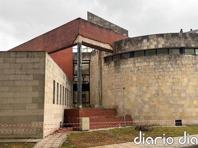 Se desprende parte de la fachada del centro de salud de Medio Cudeyo