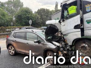 Se salda sin heridos un accidente entre un camión y un vehículo en la A-8