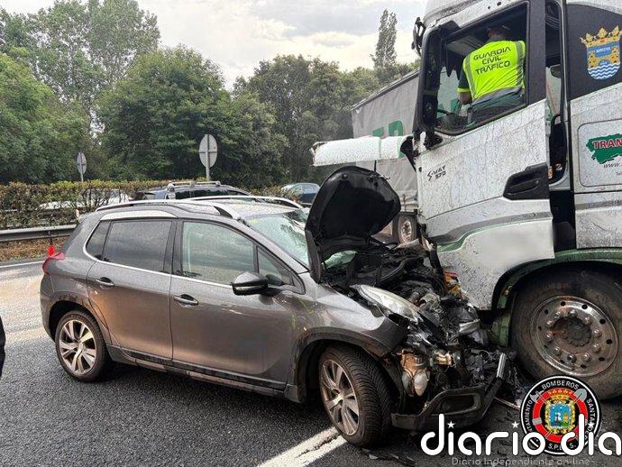 Se salda sin heridos un accidente entre un camión y un vehículo en la A-8