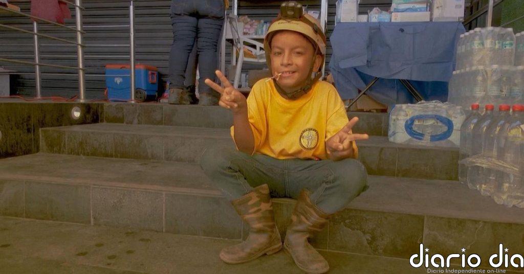 Sebastián tiene 10 años y es un rescatista más tras el terremoto de Venezuela