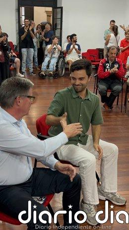 Sergio Llera, vencedor de las primarias del PSOE de Oviedo Sergio Llera y Enrique Rodríguez tras el recuento de votos en la Casa del Pueblo de Oviedo.