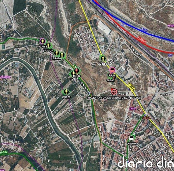Servicios de emergencia trabajan en un incendio de vegetación próximo a viviendas y un colegio en Cieza