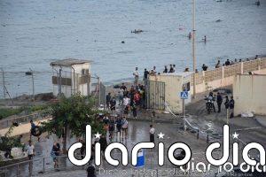 Sigue sin cesar el flujo de personas desde Marruecos a Ceuta, con miles de jóvenes deambulando por las calles