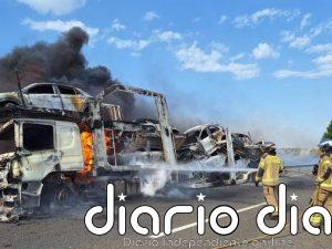 Sofocan el fuego en un camión cargado de vehículos híbridos y eléctricos que circulaba por la AP-2