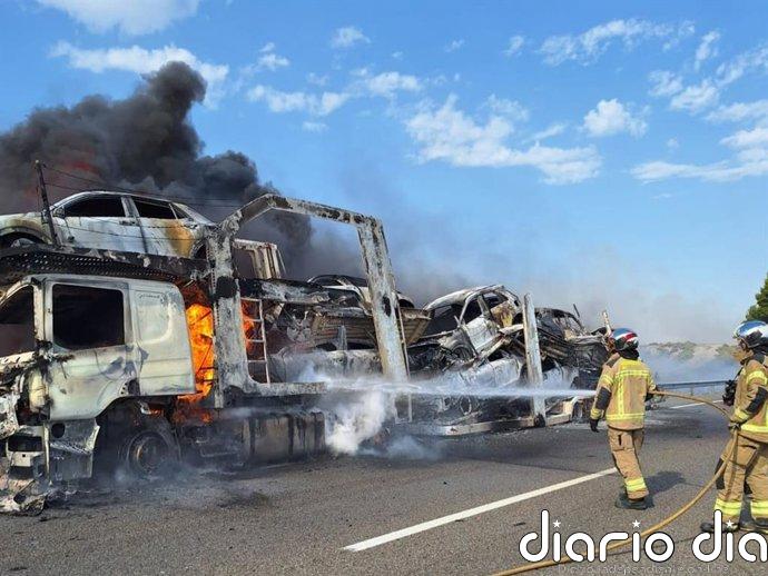 Sofocan el fuego en un camión cargado de vehículos híbridos y eléctricos que circulaba por la AP-2