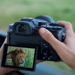 Sony presenta su nueva cámara todo en uno RX10 V, que llega con superzoom y enfoque automático con IA
