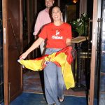 Tamara Falcó e Íñigo Onieva celebran eufóricos, con bandera y camisetas de España, el triunfo de 'La Roja' en el Mundial