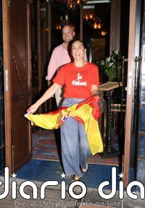 Tamara Falcó e Íñigo Onieva celebran eufóricos, con bandera y camisetas de España, el triunfo de 'La Roja' en el Mundial