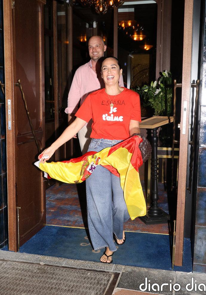 Tamara Falcó e Íñigo Onieva celebran eufóricos, con bandera y camisetas de España, el triunfo de 'La Roja' en el Mundial