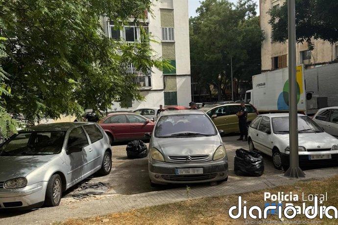 Toneladas de escombros bloquean el paso en calles de Son Gotleu: un colchón, muebles, neveras, tuberías y basura