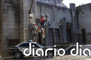 Toni Bou se convierte en un nuevo superhéroe del Parque Warner Madrid