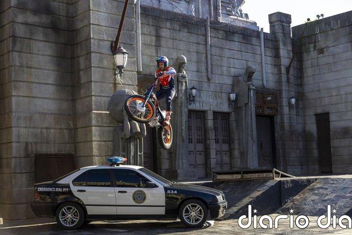 Toni Bou se convierte en un nuevo superhéroe del Parque Warner Madrid