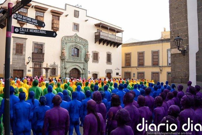 Tunick convoca a unas 500 personas en Las Palmas de Gran Canaria para proyectar la libertad y la defensa LGTBIQA+