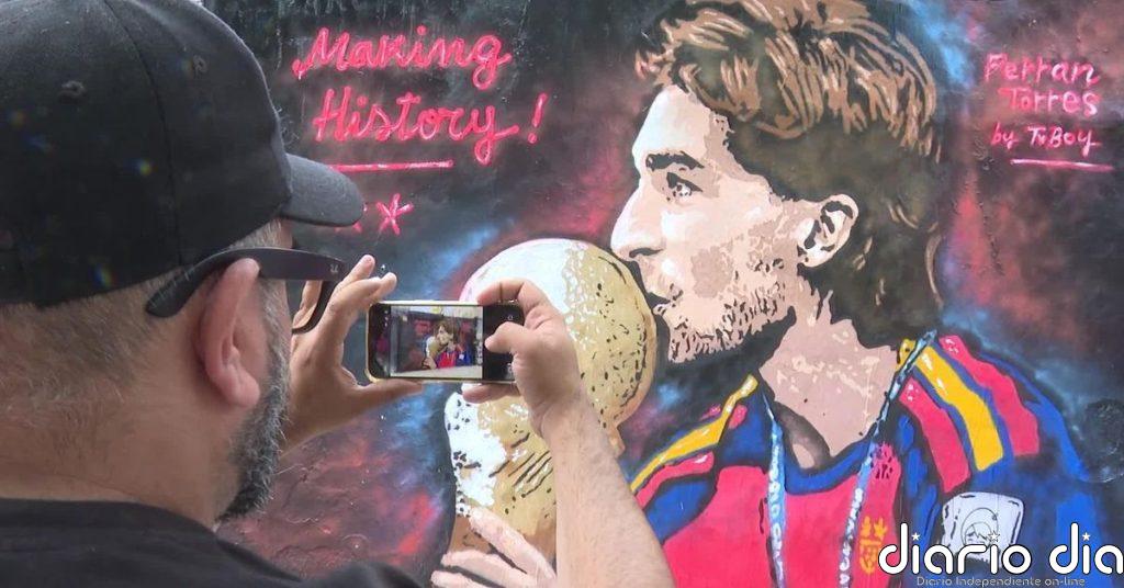 Tvboy inmortaliza en Barcelona a Ferran Torres tras su histórico gol en la final del Mundial