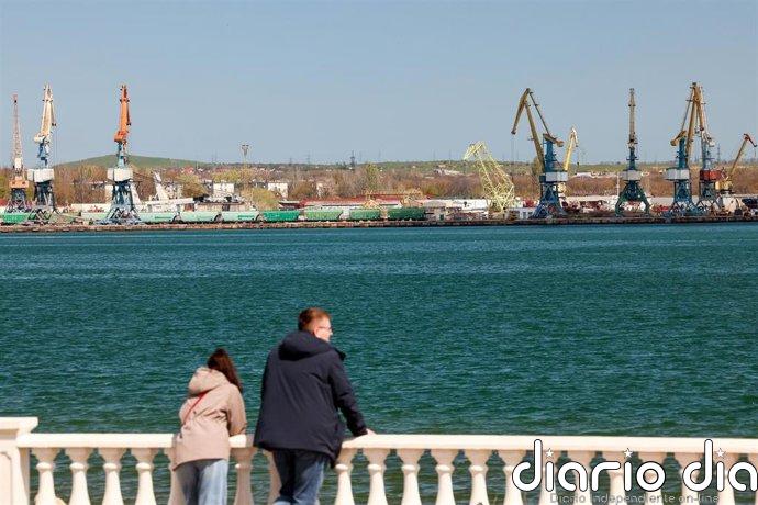 Ucrania ataca con drones 15 buques de la "flota fantasma" rusa en el mar de Azov