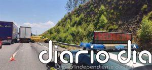 Un accidente entre un camión y un convoy de transporte especial obliga a cortar la A-52 en Ribadavia (Ourense)