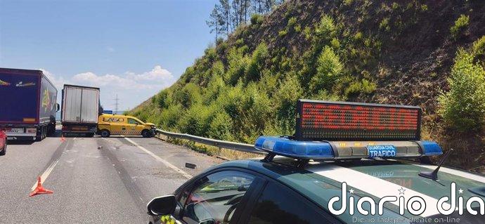 Un accidente entre un camión y un convoy de transporte especial obliga a cortar la A-52 en Ribadavia (Ourense)