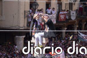 Un beso para la eternidad corona la puesta del pañuelo rojo al Torico en las Fiestas de la Vaquilla de Teruel