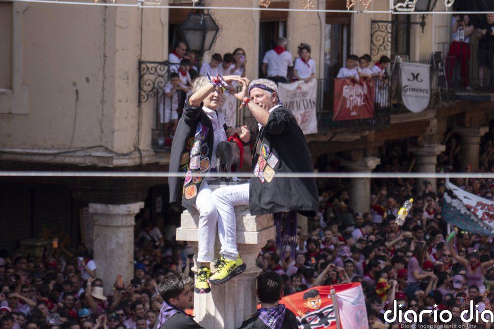 Un beso para la eternidad corona la puesta del pañuelo rojo al Torico en las Fiestas de la Vaquilla de Teruel