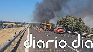 Un camión articulado sale ardiendo al chocar con un turismo parado en el arcén de la A-5 a la altura de Guareña