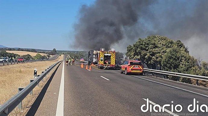 Un camión articulado sale ardiendo al chocar con un turismo parado en el arcén de la A-5 a la altura de Guareña