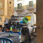 Un camión de Emaya se incendia en Jaume III con varios contenedores afectados