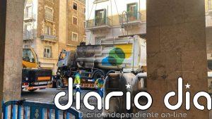 Un camión de Emaya se incendia en Jaume III con varios contenedores afectados