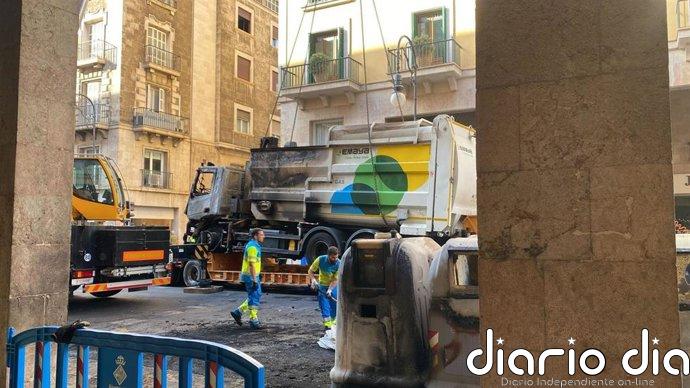 Un camión de Emaya se incendia en Jaume III con varios contenedores afectados
