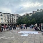 Un centenar de personas se concentra alrededor del nombre de las víctimas de violencia machista: "Cada uno es una vida"
