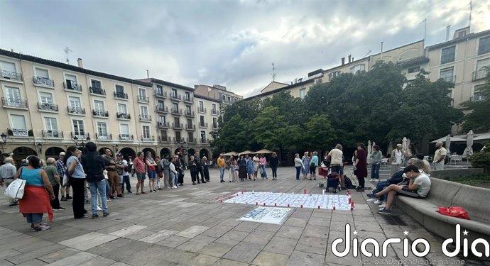 Un centenar de personas se concentra alrededor del nombre de las víctimas de violencia machista: "Cada uno es una vida"