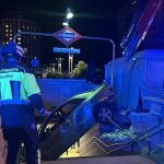 Un choque entre dos vehículos en Madrid deja dos heridos tras incrustarse su coche en unas escaleras de metro