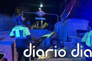 Un choque entre dos vehículos en Madrid deja dos heridos tras incrustarse su coche en unas escaleras de metro
