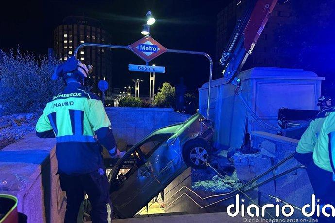 Un choque entre dos vehículos en Madrid deja dos heridos tras incrustarse su coche en unas escaleras de metro