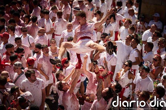 Un chupinazo multitudinario da inicio a los Sanfermines de 2026