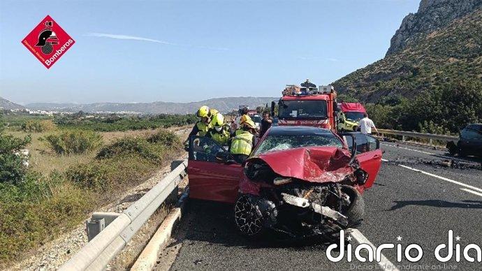 Un fallecido y dos heridos en un choque frontal entre dos coches en Ondara