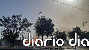 Un incendio a las afueras de una nave de Maracena (Granada) fuerza un despliegue de bomberos y un corte de metro
