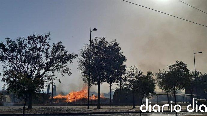 Un incendio a las afueras de una nave de Maracena (Granada) fuerza un despliegue de bomberos y un corte de metro