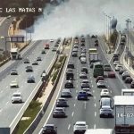 Un incendio en la cuneta de la A-6 dificulta la visibilidad a la altura de Torrelodones